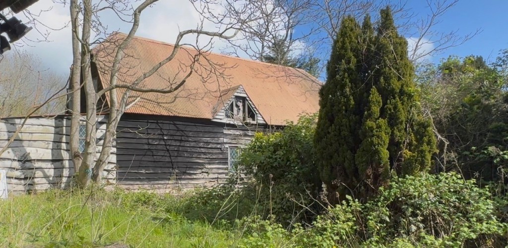 Lot: 115 - FREEHOLD DETACHED HOUSE FOR IMPROVEMENT AND BARN AND OUTBUILDINGS WITH POTENTIAL ON A PLOT CLOSE TO ONE AND A HALF ACRES - The Larger Two Storey Barn